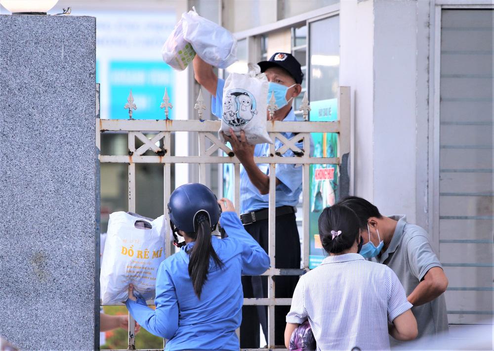 Người nhà chuyển đồ đạc cho bệnh nhân sau khi bệnh viện C Đà Nẵng bị phong tỏa vì ca nghi mắc Covid-19-3