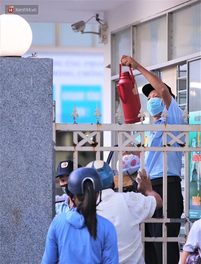 Người nhà chuyển đồ đạc cho bệnh nhân sau khi bệnh viện C Đà Nẵng bị phong tỏa vì ca nghi mắc Covid-19-4