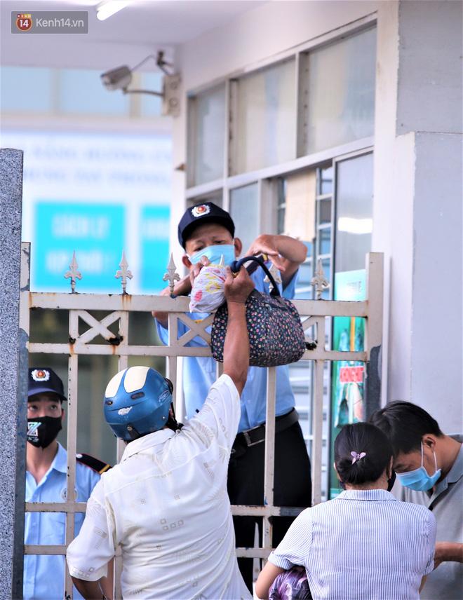 Người nhà chuyển đồ đạc cho bệnh nhân sau khi bệnh viện C Đà Nẵng bị phong tỏa vì ca nghi mắc Covid-19-5