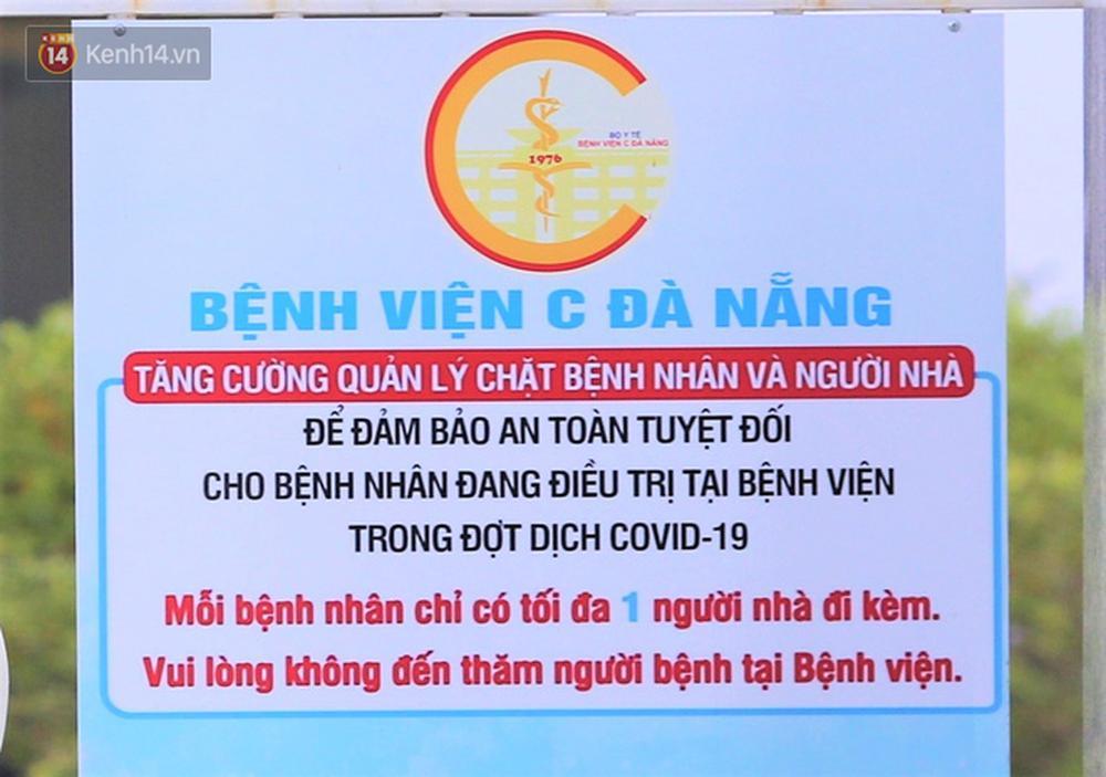 Người nhà chuyển đồ đạc cho bệnh nhân sau khi bệnh viện C Đà Nẵng bị phong tỏa vì ca nghi mắc Covid-19-6