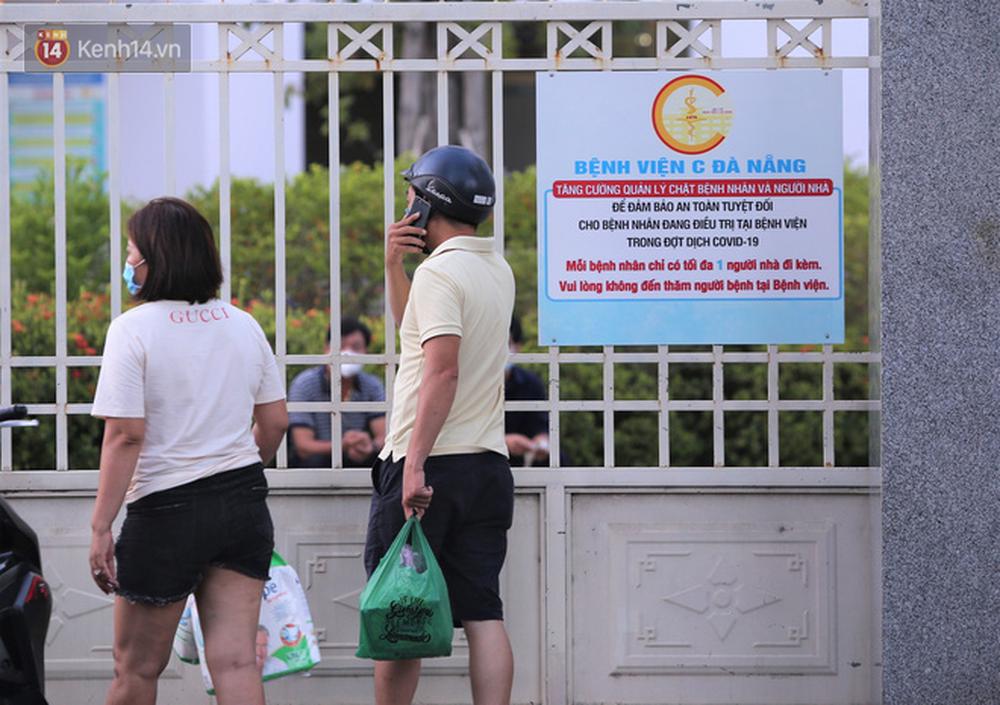Người nhà chuyển đồ đạc cho bệnh nhân sau khi bệnh viện C Đà Nẵng bị phong tỏa vì ca nghi mắc Covid-19-10