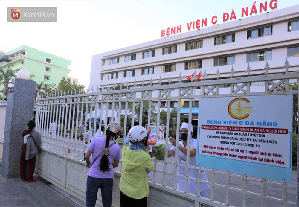 Người nhà chuyển đồ đạc cho bệnh nhân sau khi bệnh viện C Đà Nẵng bị phong tỏa vì ca nghi mắc Covid-19-12
