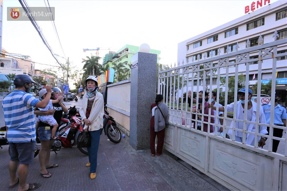 Người nhà chuyển đồ đạc cho bệnh nhân sau khi bệnh viện C Đà Nẵng bị phong tỏa vì ca nghi mắc Covid-19-14