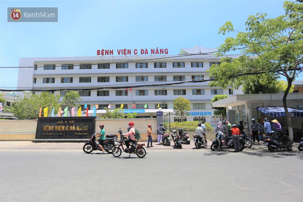 Người nhà chuyển đồ đạc cho bệnh nhân sau khi bệnh viện C Đà Nẵng bị phong tỏa vì ca nghi mắc Covid-19-15