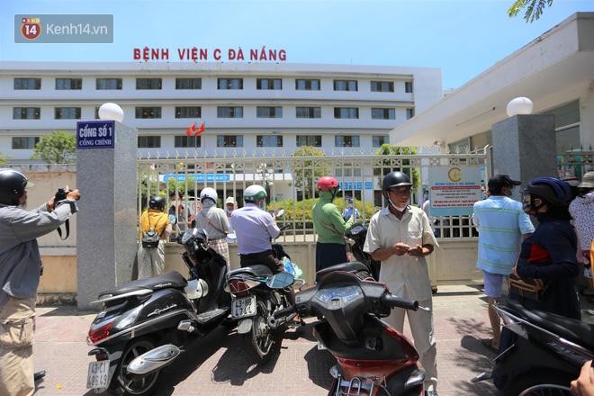 Người nhà chuyển đồ đạc cho bệnh nhân sau khi bệnh viện C Đà Nẵng bị phong tỏa vì ca nghi mắc Covid-19-16