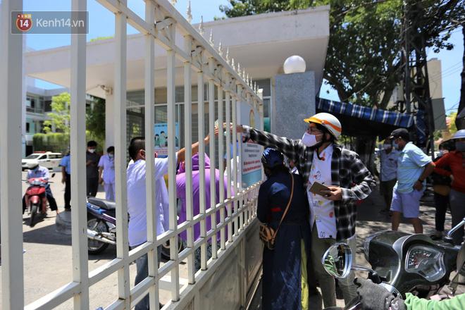 Người nhà chuyển đồ đạc cho bệnh nhân sau khi bệnh viện C Đà Nẵng bị phong tỏa vì ca nghi mắc Covid-19-18