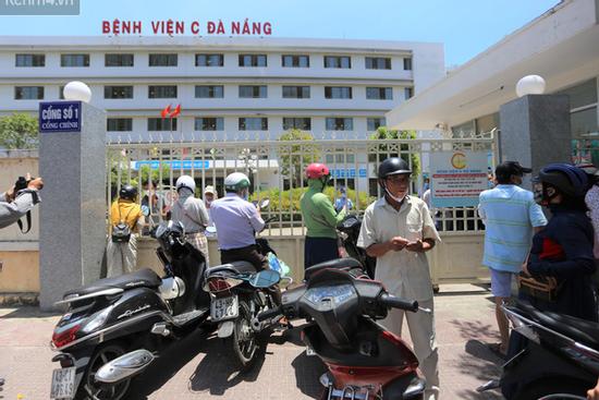Người nhà chuyển đồ đạc cho bệnh nhân sau khi bệnh viện C Đà Nẵng bị phong tỏa vì ca nghi mắc Covid-19