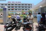 Người nhà chuyển đồ đạc cho bệnh nhân sau khi bệnh viện C Đà Nẵng bị phong tỏa vì ca nghi mắc Covid-19