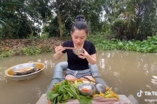 'Cô gái vàng trong làng review', ngồi thuyền thưởng thức mỹ thực giữa mênh mông sóng nước