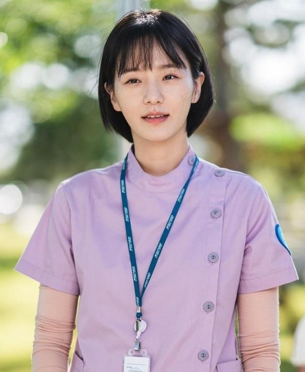 Vai diễn cô y tá Nam Joo Ri của Park Gyu Young trong drama Điên thì có sao đang gây chú ý. Nam Joo Ri yêu mến Kang Tae (Kim Soo Hyun) và luôn diễn vai 