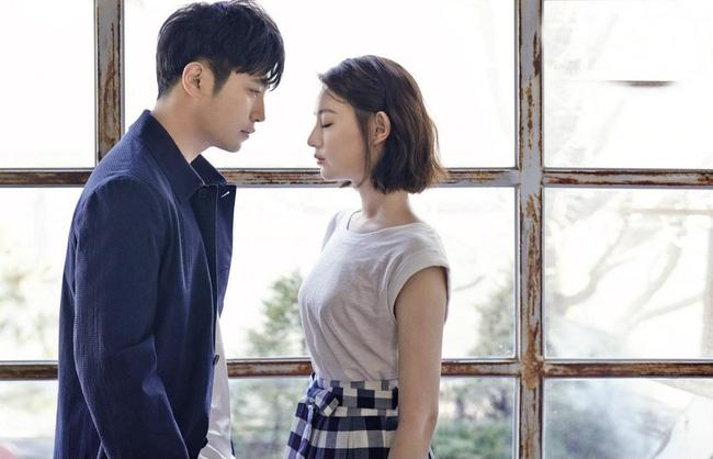 Nửa đêm chồng về nhà với khuôn mặt giàn giụa nước mắt, tôi hỏi thăm thì anh lẩm bẩm một câu khiến tôi hoảng loạn-1