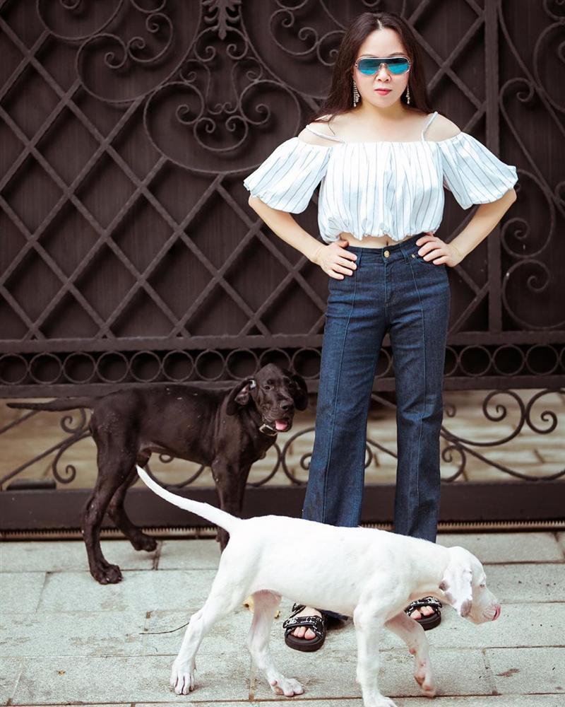 Nghịch lý Phượng Chanel: Khi bầu bí thì diện toàn đồ từ hở đến bó, lúc sinh xong lại năng lên đồ thùng thình-2