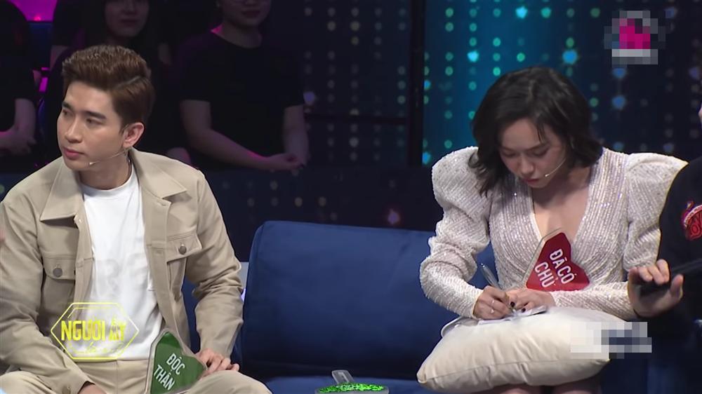 Làm cố vấn Người Ấy Là Ai, Diệu Nhi mang theo giấy bút ghi chép hệt cô giám thị-3