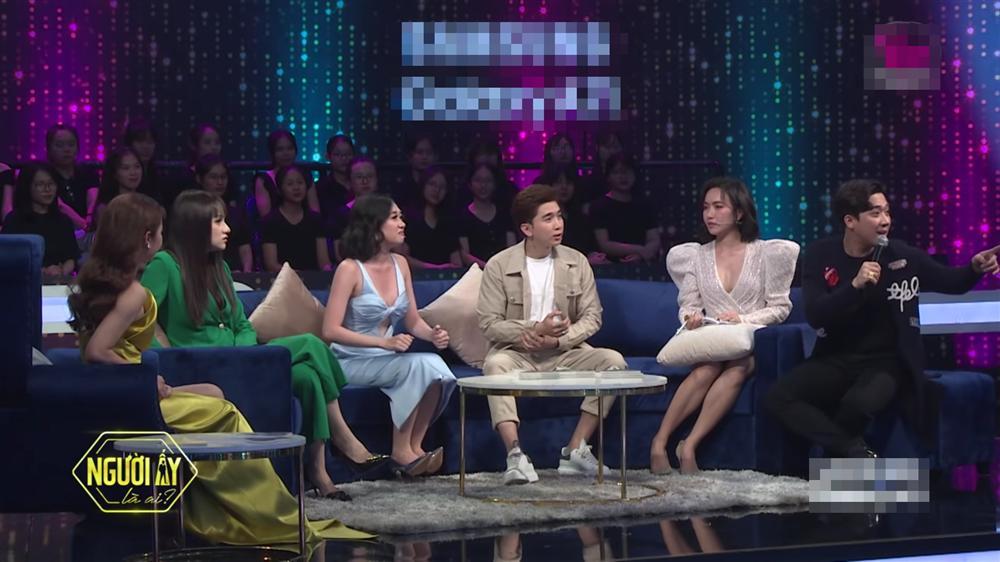 Làm cố vấn Người Ấy Là Ai, Diệu Nhi mang theo giấy bút ghi chép hệt cô giám thị-2