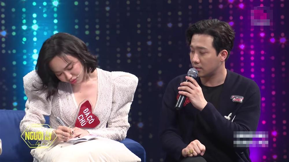 Làm cố vấn Người Ấy Là Ai, Diệu Nhi mang theo giấy bút ghi chép hệt cô giám thị-4