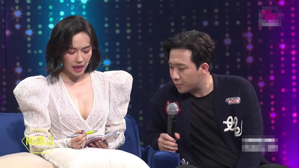 Làm cố vấn Người Ấy Là Ai, Diệu Nhi mang theo giấy bút ghi chép hệt cô giám thị-6