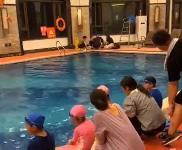 Vật lộn dưới nước 10 phút không ai chú ý, bé trai 6 tuổi tử vong trong ngày đầu tiên học bơi-1
