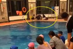 Vật lộn dưới nước 10 phút không ai chú ý, bé trai 6 tuổi tử vong trong ngày đầu tiên học bơi