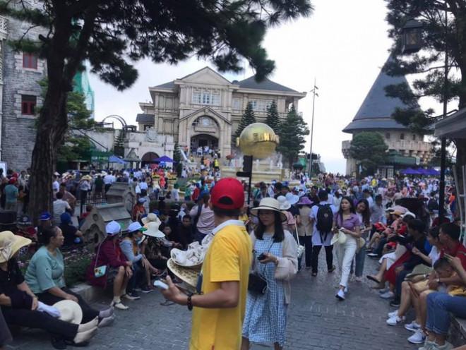 Du lịch mùa cao điểm, cần chuẩn bị gì trước biển người ở sân bay và các điểm vui chơi?-2