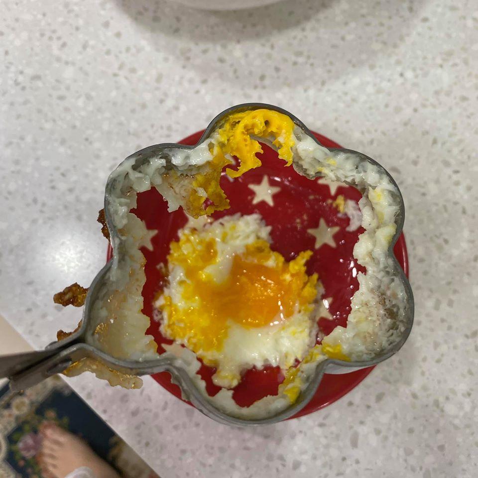 Hí hửng mua khuôn hình bông hoa về chiên trứng đãi cả nhà, cô gái chết lặng với mẻ ốp la đầu tiên-3