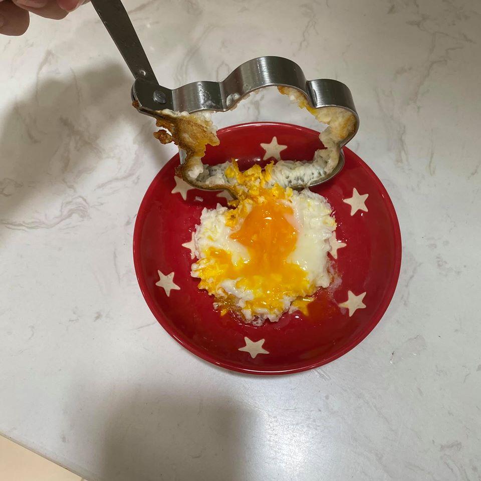 Hí hửng mua khuôn hình bông hoa về chiên trứng đãi cả nhà, cô gái chết lặng với mẻ ốp la đầu tiên-5