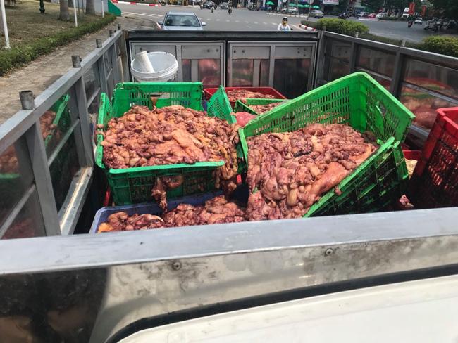 Bắt quả tang nữ tài xế chở hàng tấn nội tạng động vật bốc mùi đang trên đường vào Thủ đô tiêu thụ-2