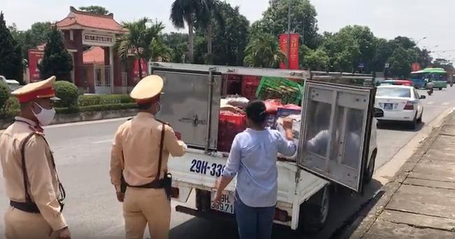 Bắt quả tang nữ tài xế chở hàng tấn nội tạng động vật bốc mùi đang trên đường vào Thủ đô tiêu thụ-3