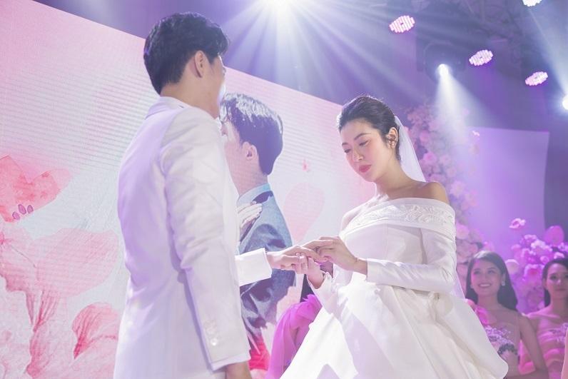 Mẹ chồng Á hậu Thúy Vân nói gì khi con dâu bất ngờ công khai bầu trước khi cưới?-3