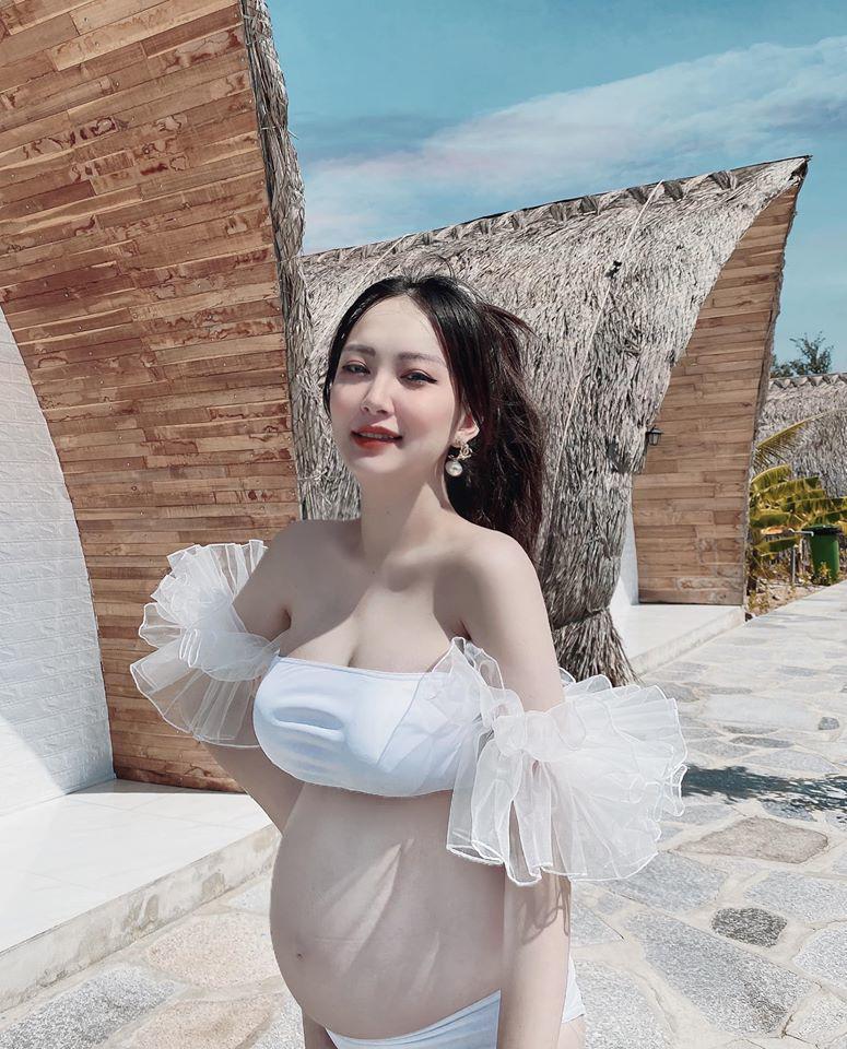 Nhan sắc bầu bí cân đẹp mọi dáng bikini của em họ Hương Tràm-2