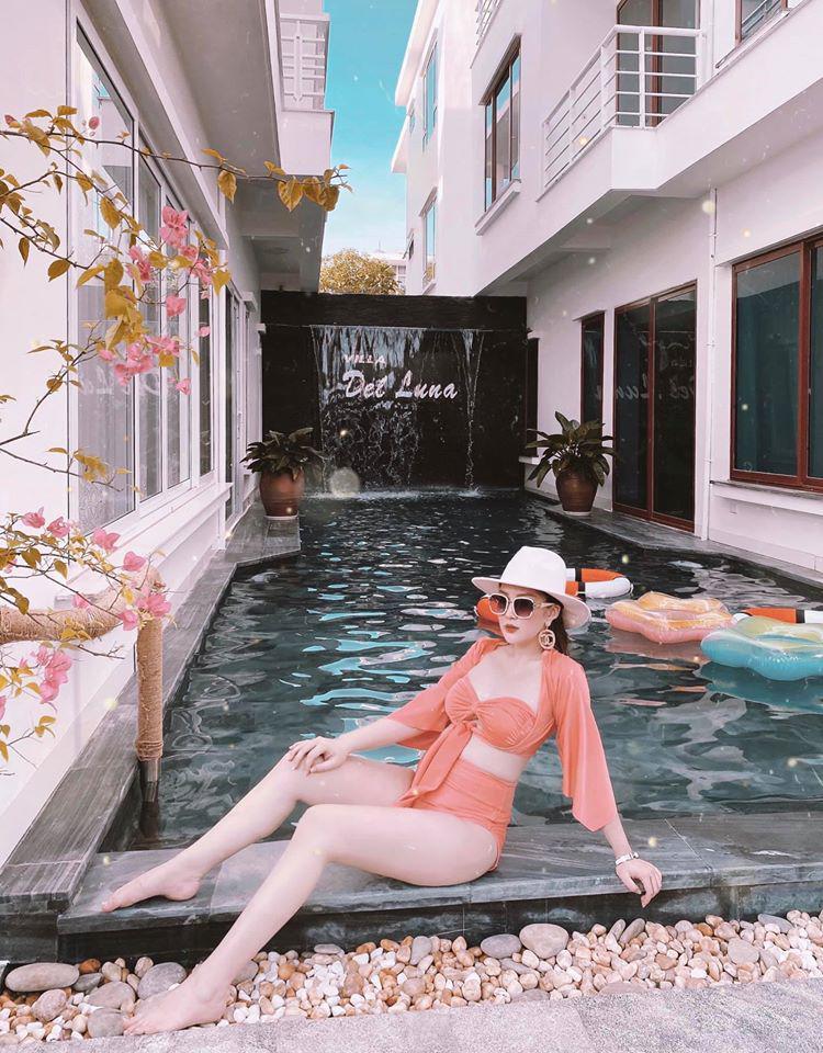 Nhan sắc bầu bí cân đẹp mọi dáng bikini của em họ Hương Tràm-1