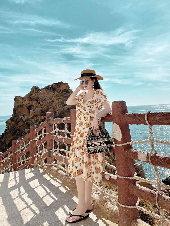 Nhan sắc bầu bí cân đẹp mọi dáng bikini của em họ Hương Tràm-5