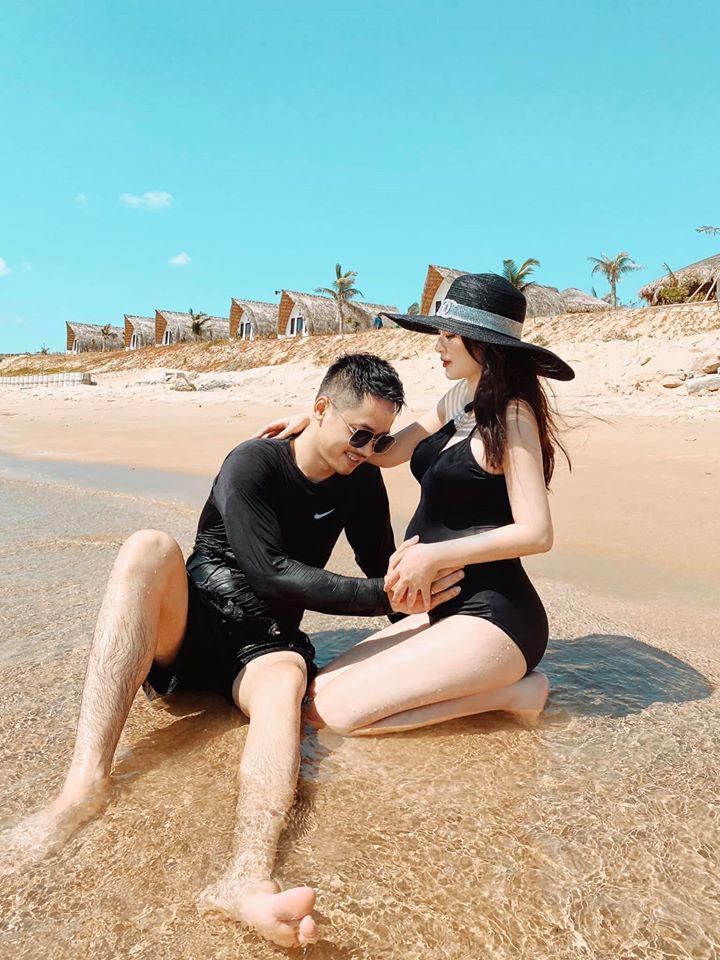 Nhan sắc bầu bí cân đẹp mọi dáng bikini của em họ Hương Tràm-6