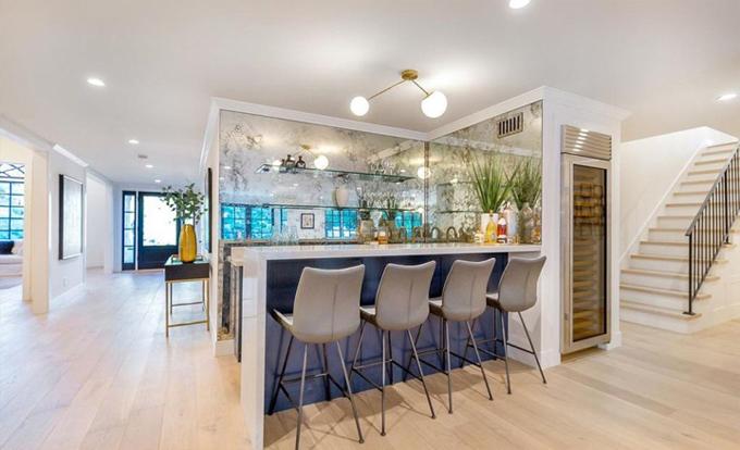 Một quầy bar được thiết kế khéo léo trong phòng khách.