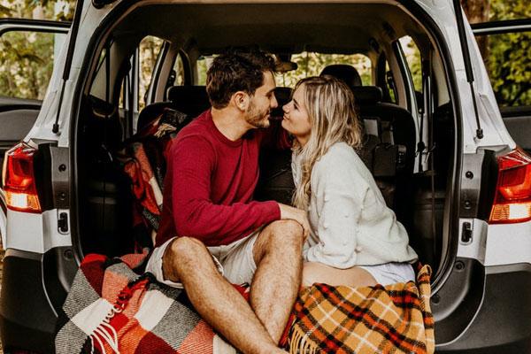 Các cặp đôi hoàng đạo có xác suất cuốn vào nhau như gió chỉ sau một ánh nhìn-3