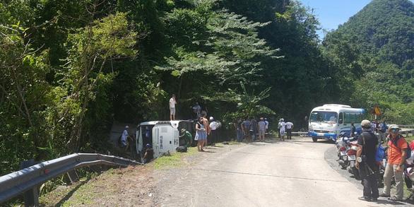 Nóng: Lật xe chở đoàn đi họp lớp, ít nhất 8 người chết ở Quảng Bình-2