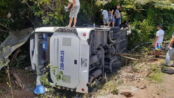 Nóng: Lật xe chở đoàn đi họp lớp, ít nhất 8 người chết ở Quảng Bình-1