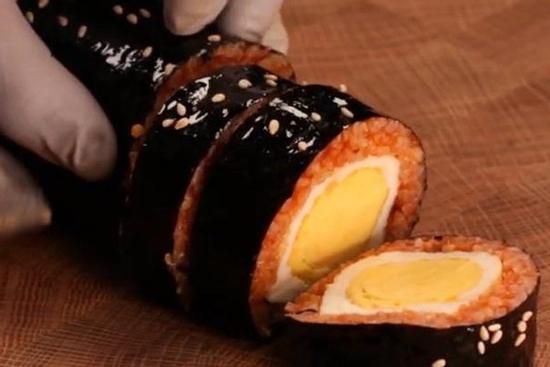 Làm kimbap trứng ớt dành cho tín đồ ăn cay