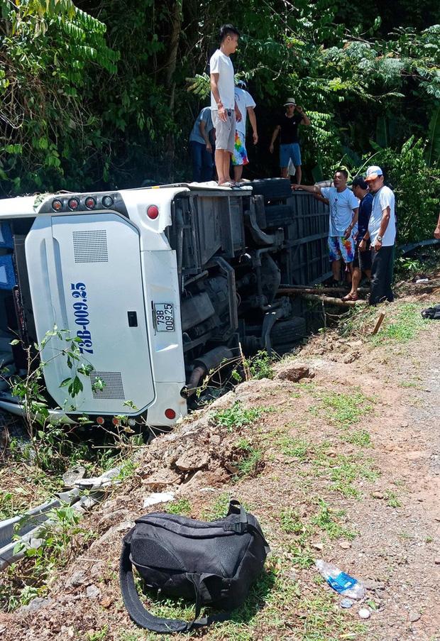 Tai nạn xe khách thảm khốc ở Quảng Bình: Các nạn nhân là cựu học sinh đi họp lớp, số người chết tăng lên 13-1