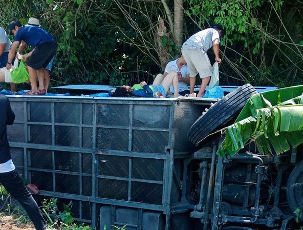 Tai nạn xe khách thảm khốc ở Quảng Bình: Các nạn nhân là cựu học sinh đi họp lớp, số người chết tăng lên 13-5