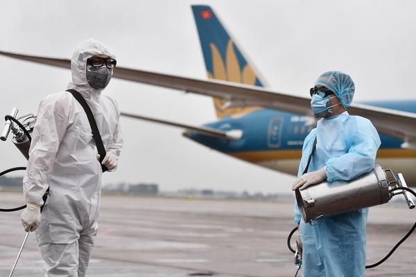 Quân đội huy động xe đặc chủng khử trùng 2 bệnh viện ở Đà Nẵng trong đêm-12