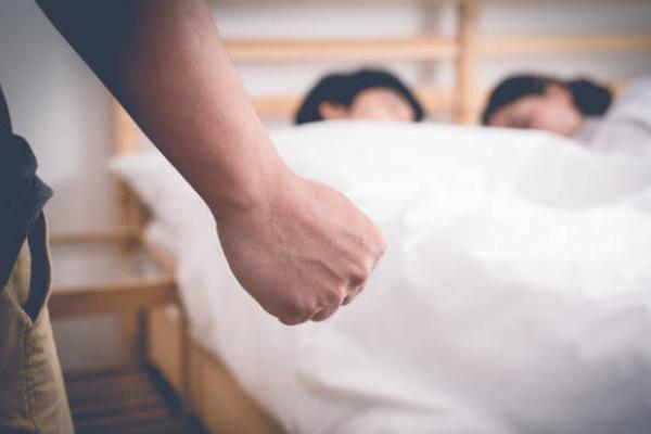 Người yêu dắt anh trai về ở cùng, tôi chết lặng khi nghe tiếng rên xiết giữa đêm-2