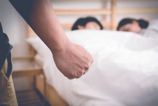 Người yêu dắt 'anh trai' về ở cùng, tôi chết lặng khi nghe tiếng rên xiết giữa đêm