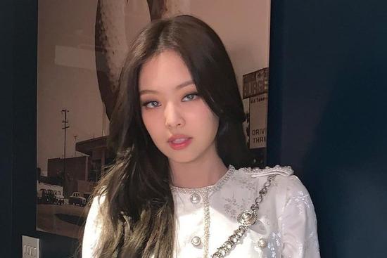 Xinh như Jennie còn mê kính áp tròng màu, chị em tội gì không 'nhao' để nhan sắc lên vài chân kính