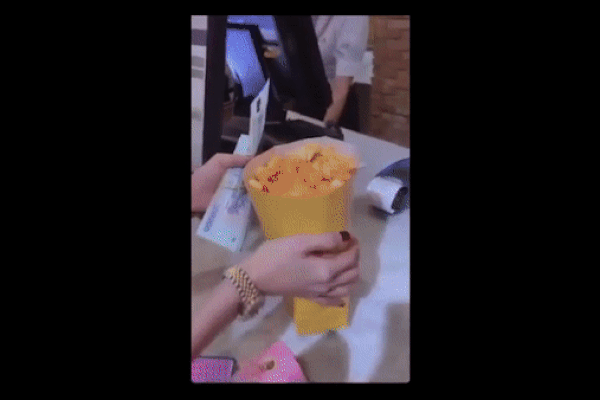 Sở hữu tài sản kếch xù, Ngọc Trinh vẫn xin thêm bắp rang bơ ở rạp phim