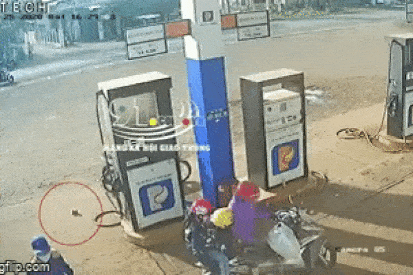 Clip: Người đàn ông nhanh tay nhặt cọc tiền của nhân viên cây xăng rồi bỏ trốn-1