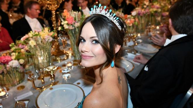 Sofia Hellquvist thường được truyền thông quốc tế ví với “nàng Lọ Lem ngoài đời thực” khi kết hôn cùng Hoàng tử Thụy Điển Carl Philip. Trước khi trở thành nàng dâu hoàng gia và được phong tước vị nữ công tước xứ Varmnland, Sofia từng là ngôi sao truyền hình, người mẫu nội y.