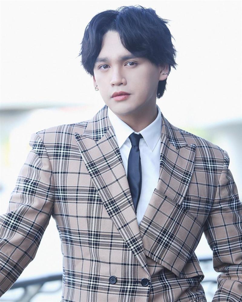 Vừa hủy show phút chót vì sức khỏe diễn biến xấu, Nguyễn Trần Trung Quân gây sốc với mặt nọng, tay múp míp-3