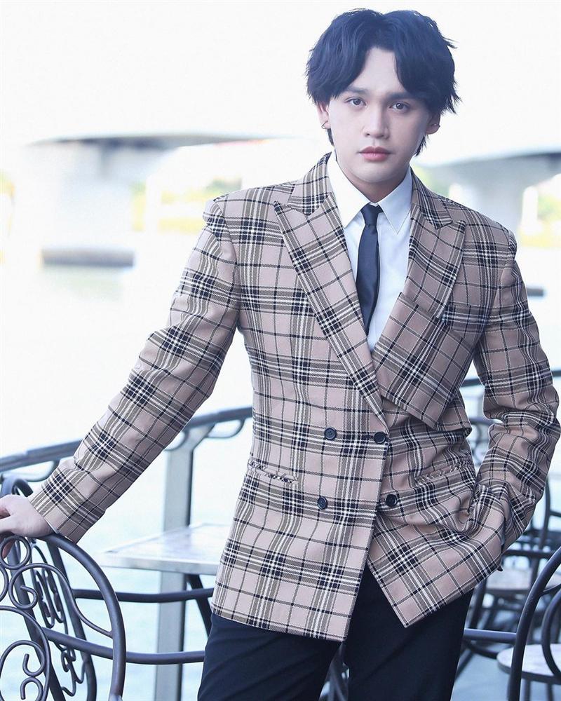 Vừa hủy show phút chót vì sức khỏe diễn biến xấu, Nguyễn Trần Trung Quân gây sốc với mặt nọng, tay múp míp-2