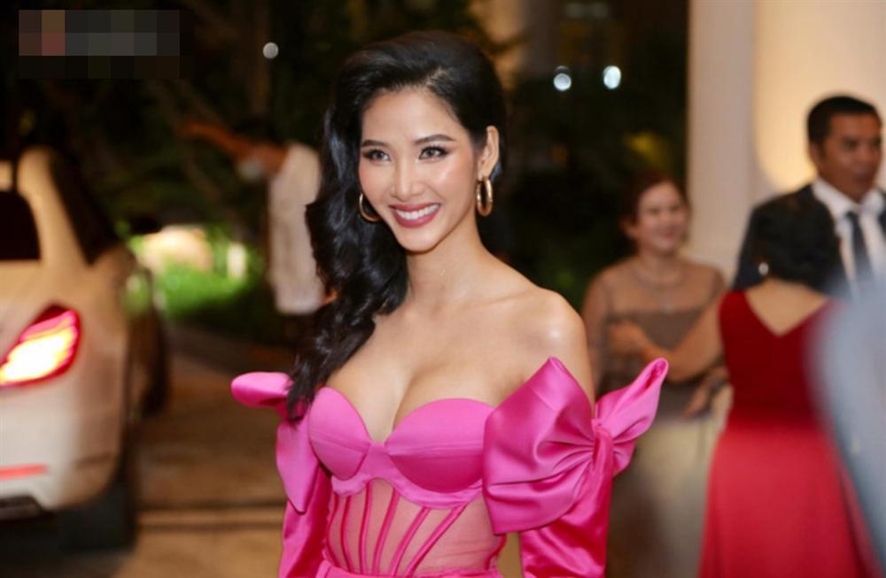 Hoàng Thùy nói gì khi đi ăn cưới mà lên đồ át cả cô dâu Thúy Vân?-3