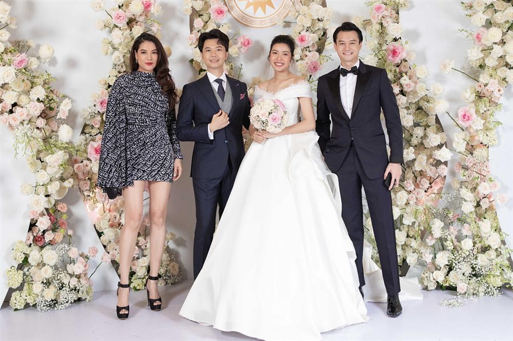 Hoàng Thùy nói gì khi đi ăn cưới mà lên đồ át cả cô dâu Thúy Vân?-1